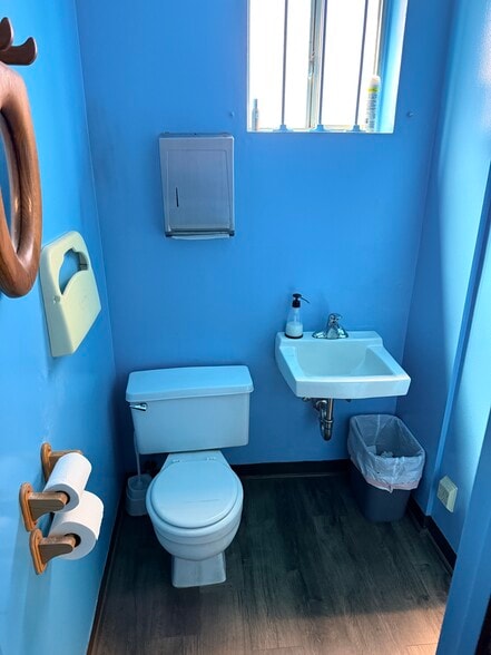 More Photos Of 9828 Pearmain St, Oakland Warehouse For Lease
