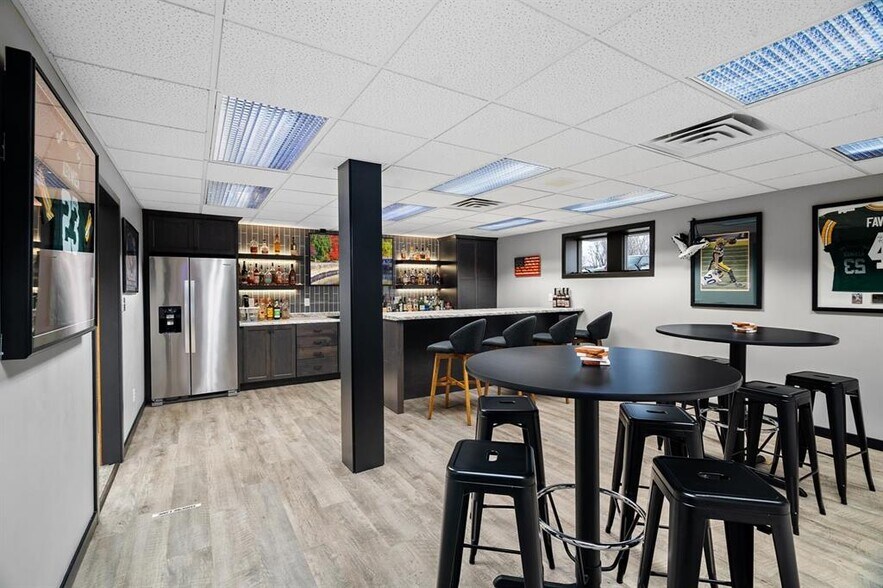 More Photos Of 812 Cormier Rd, Ashwaubenon Office For Lease