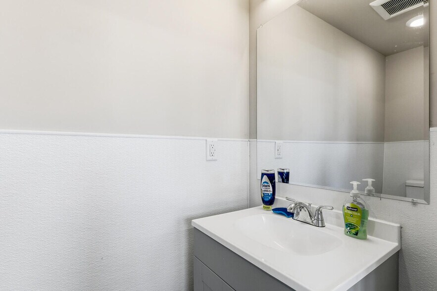 More Photos Of 18233 Lincoln Meadows Pky, Parker Self Storage For Sale