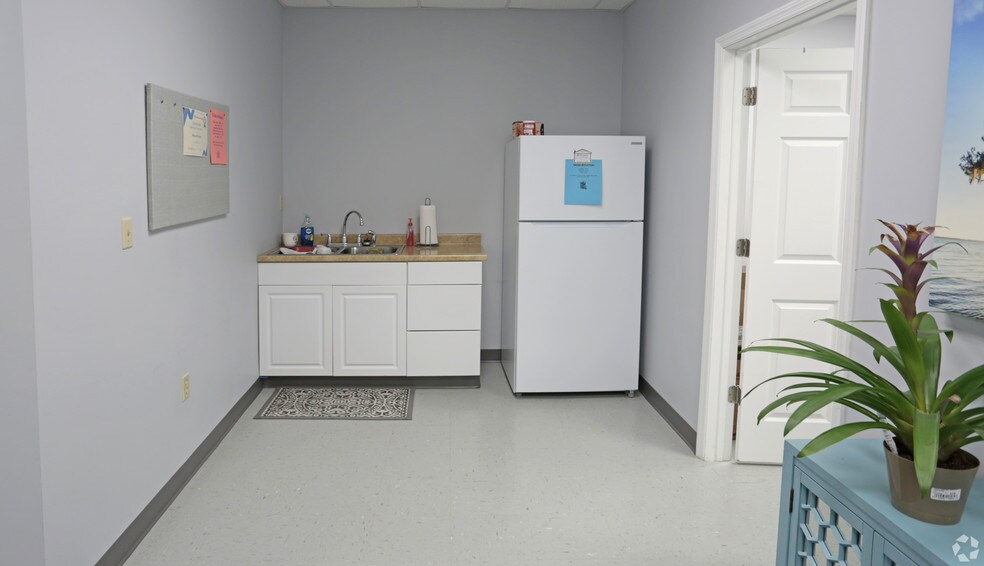 More Photos Of 4237 Salisbury Rd, Jacksonville Unknown For Lease