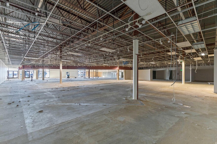 More Photos Of 1670 S Highway 165, Providence Storefront For Sale