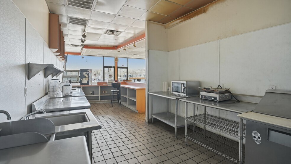 More Photos Of 2882-2904 Long Beach Rd, Oceanside Freestanding For Lease