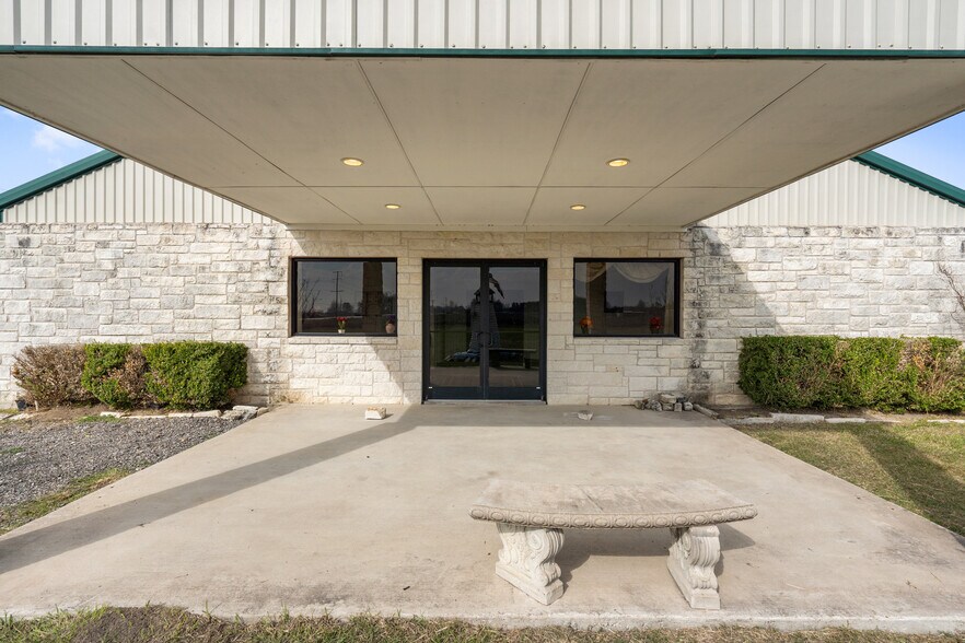 More Photos Of 2225 S State Highway 95, Taylor Freestanding For Lease