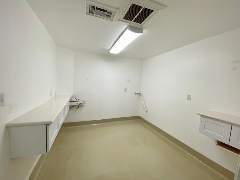 More Photos Of 907 Bay Area Blvd, Houston Medical For Sale
