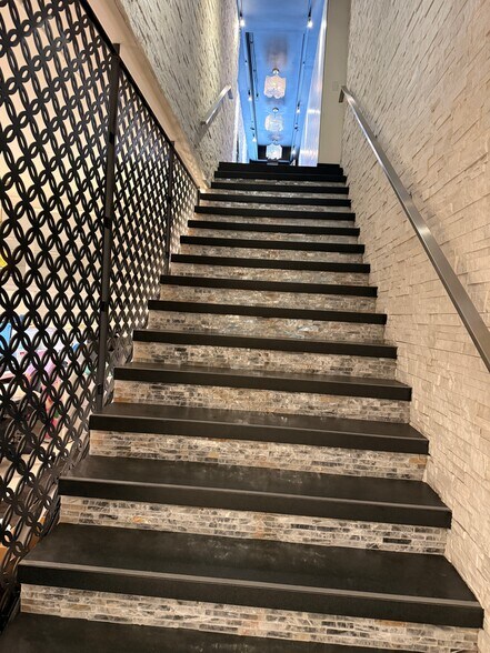 More Photos Of 530 Santa Monica Blvd, Santa Monica Storefront For Lease