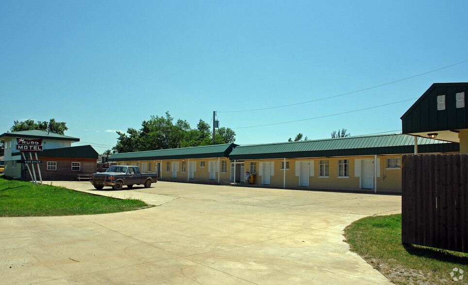 More Photos Of 224 S Ash St, Nowata Hotel For Sale