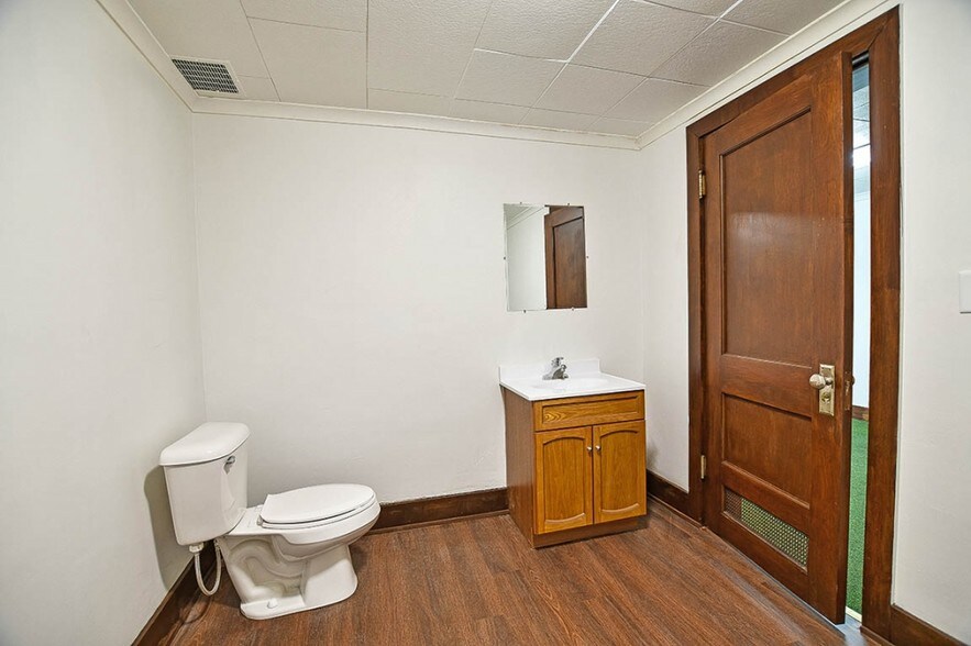 More Photos Of 1100 E South Grand Ave, Springfield Office For Sale