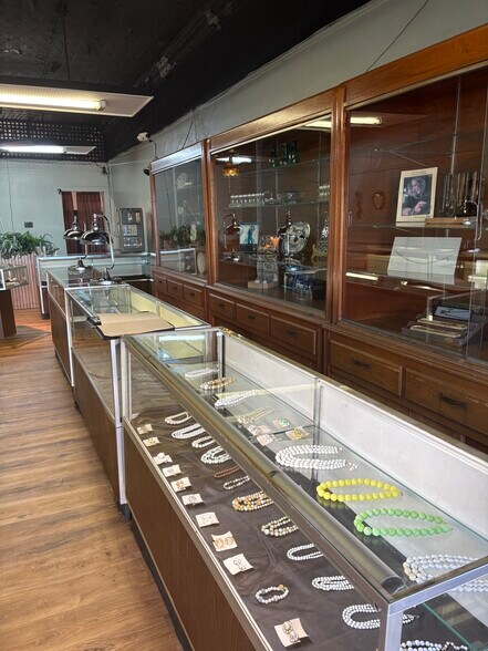 More Photos Of 128 E Main St, West Frankfort General Retail For Sale