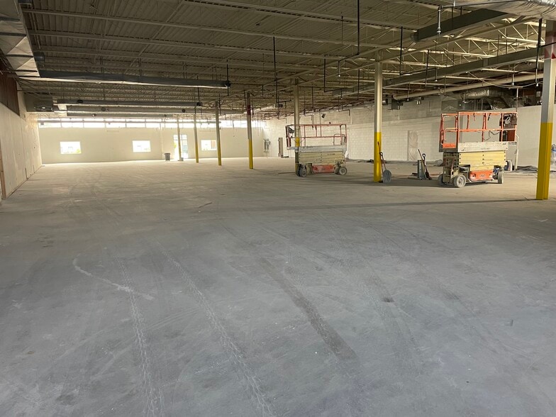 More Photos Of 10920 W Lincoln Ave, Milwaukee Distribution For Lease