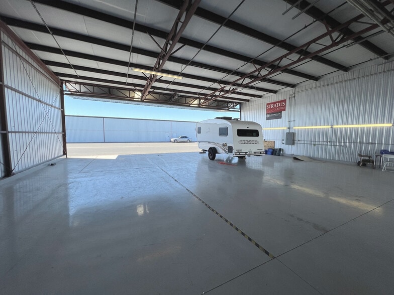 More Photos Of 6891 N Glen Harbor Blvd, Glendale Airplane Hangar For Sale