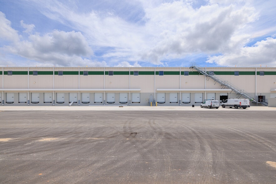 More Photos Of 2550 American Way, Groveland Distribution For Lease