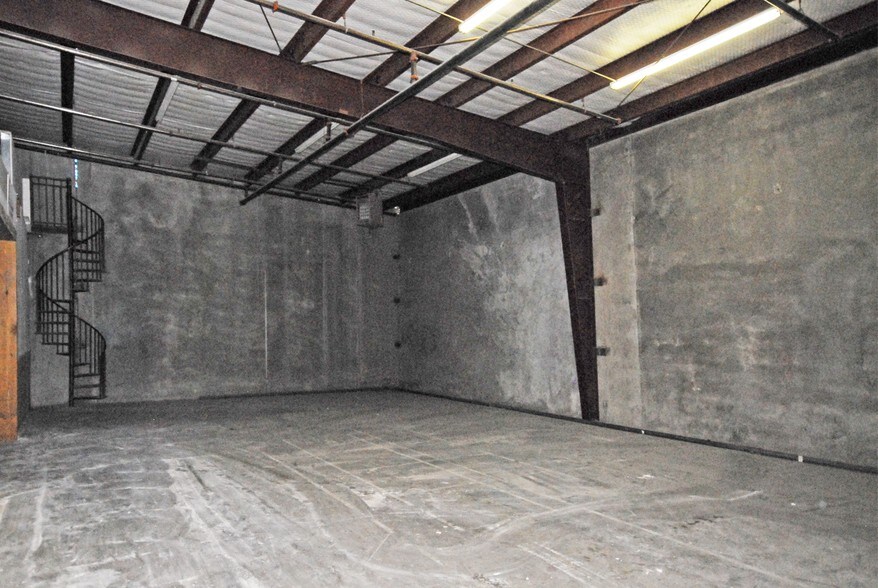 More Photos Of 1410 Vinylex Dr, Carrollton Manufacturing For Lease