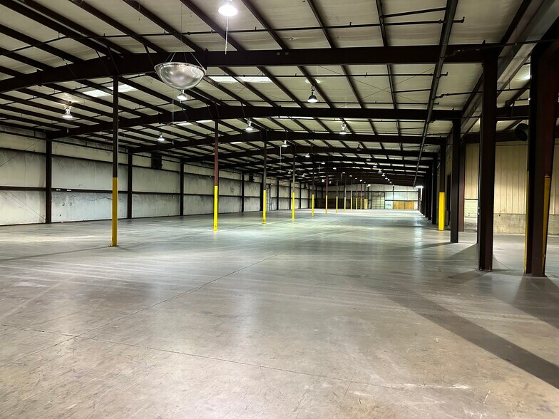 More Photos Of 2801 N Old Us Hwy 75, Ennis Manufacturing For Lease