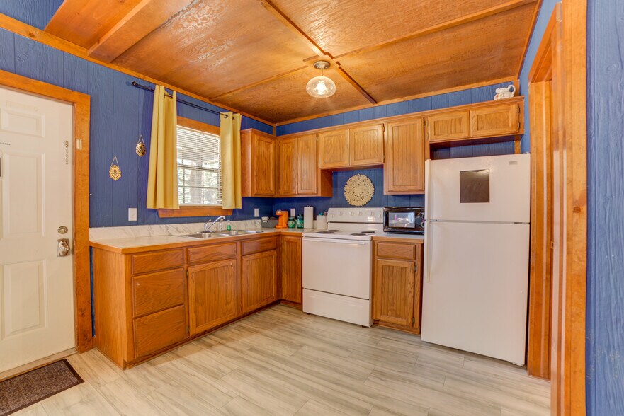 More Photos Of 446724 E 390 Rd, Langley Hotel For Sale