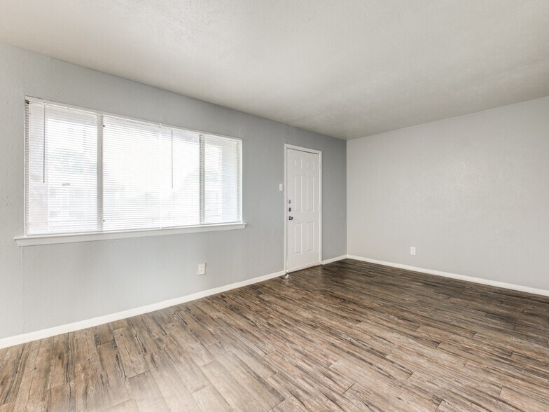 More Photos Of 911 W Wheatland Rd, Dallas Apartments For Sale