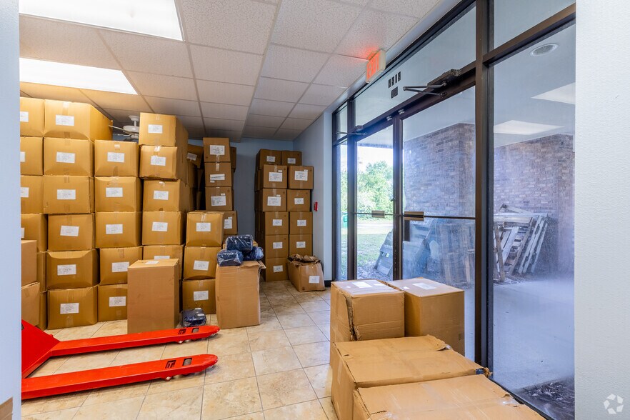 More Photos Of 2127 Grand Blvd, Holiday Light Distribution For Lease