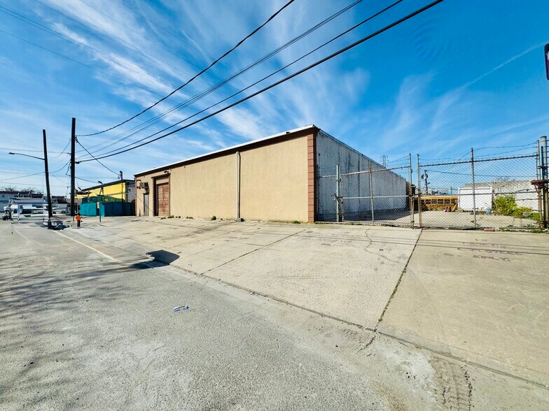 More Photos Of 10 Wheelock Ave, Inwood Warehouse For Sale
