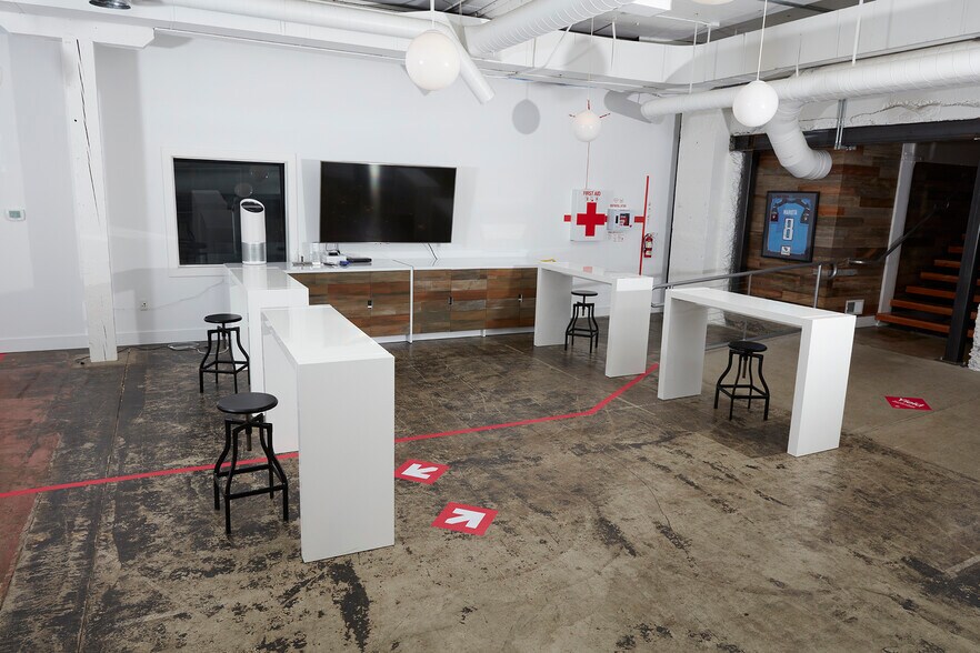 More Photos Of 3747 NE Sandy Blvd, Portland Office For Sale