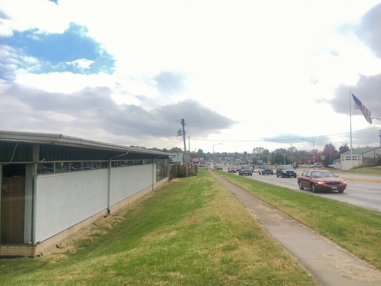 More Photos Of 1530 W Olive St, Springfield Showroom For Sale