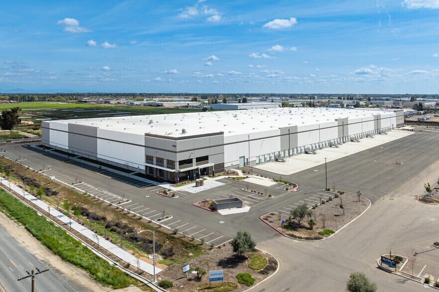 More Photos Of 7825 W Riggin Rd, Visalia Warehouse For Lease