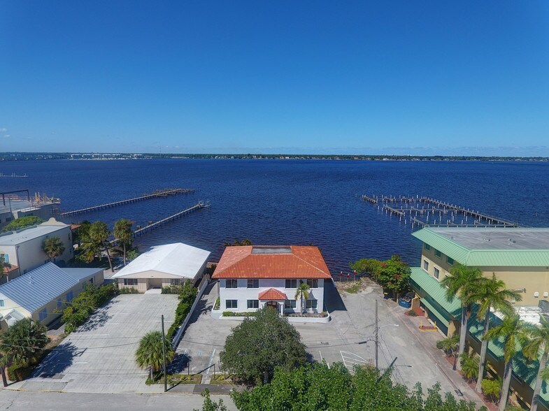 More Photos Of 117 SE Seminole St, Stuart Medical For Sale