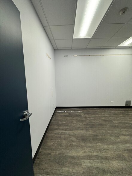 More Photos Of 4950-5020 W Dempster St, Skokie Unknown For Lease