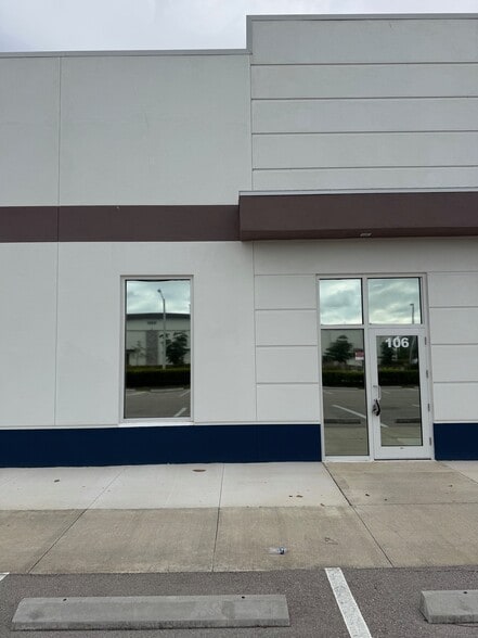 More Photos Of 16360 Innovation Ln, Fort Myers Showroom For Lease