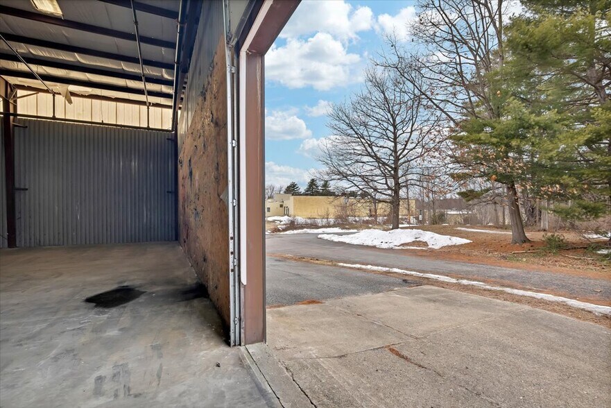 More Photos Of 15 E Elm St, Broadalbin Warehouse For Lease