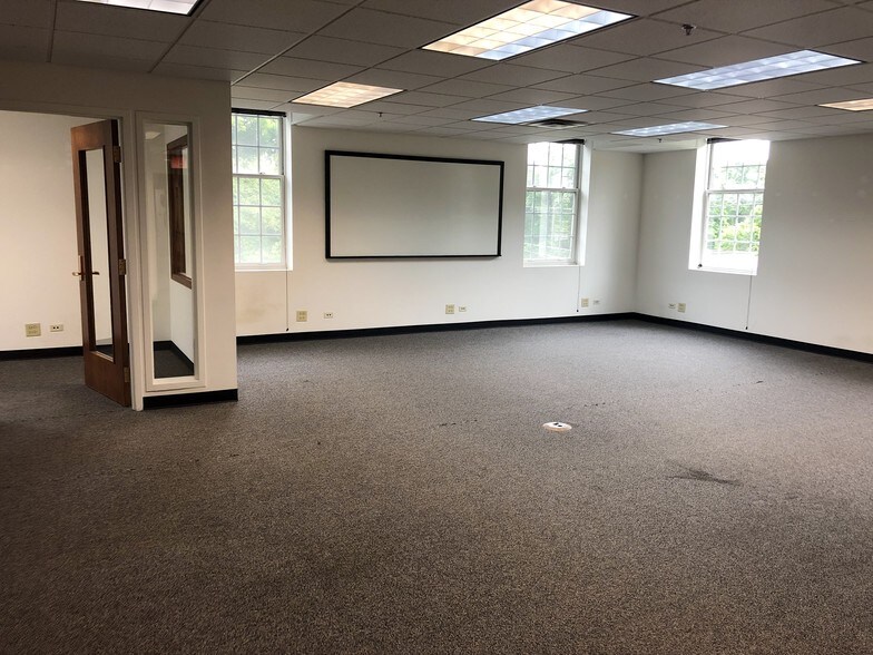 More Photos Of 127 S First St, Geneva Office Residential For Lease