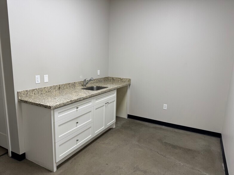 More Photos Of 27359 W Hardy Rd, Spring Warehouse For Lease