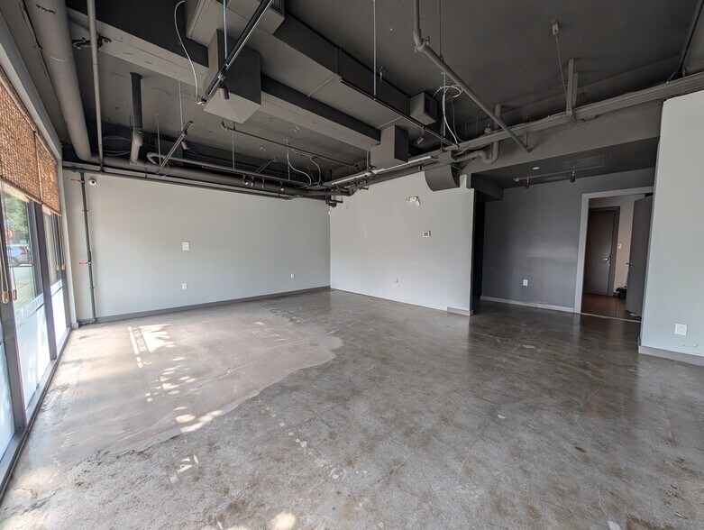 More Photos Of 205 16th St, West Vancouver General Retail For Lease