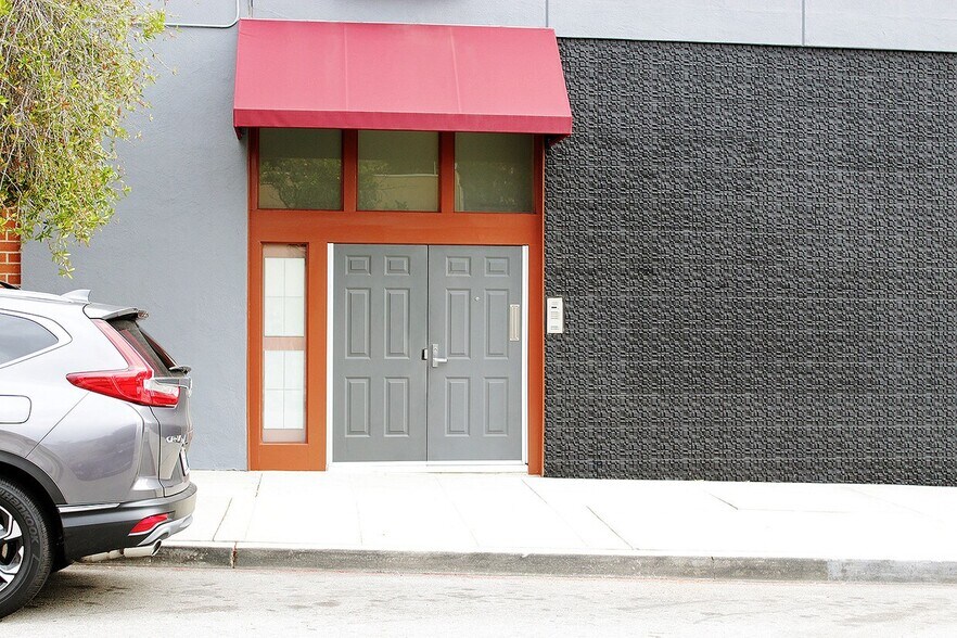 More Photos Of 5401 W Alvern Cir, Los Angeles Office Residential For Lease