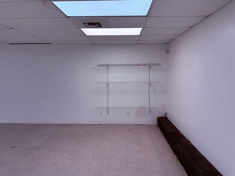 More Photos Of 1246 S General McMullen Dr, San Antonio Storefront Retail Office For Lease