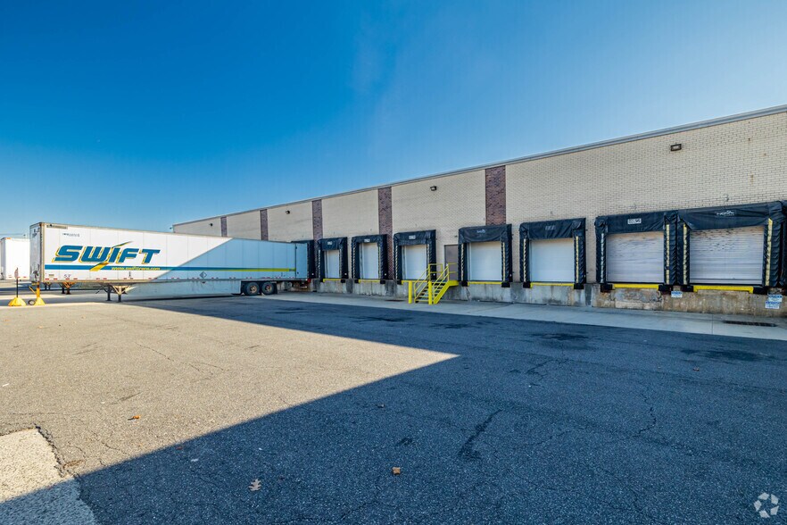 More Photos Of 225-229 Robbins Ln, Syosset Warehouse For Lease