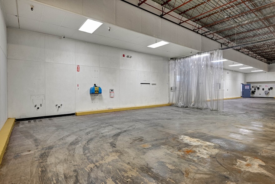 More Photos Of 100 Chamber Plz, Charleroi Supermarket For Lease