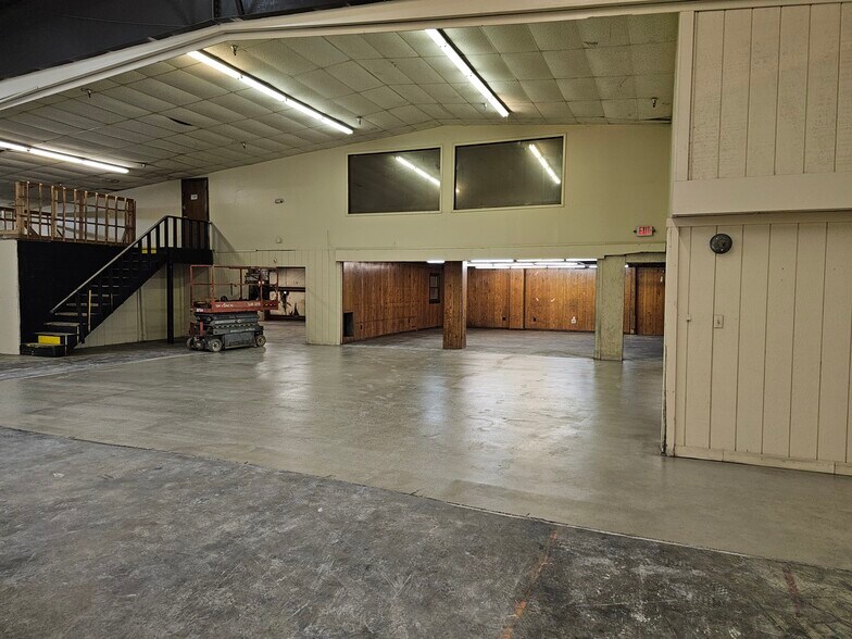 More Photos Of 1551 S Wilcox Dr, Kingsport Distribution For Lease