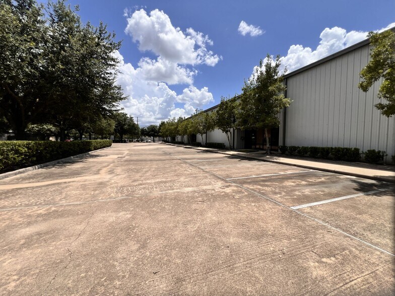 More Photos Of 5611 Guhn Rd, Houston Warehouse For Lease