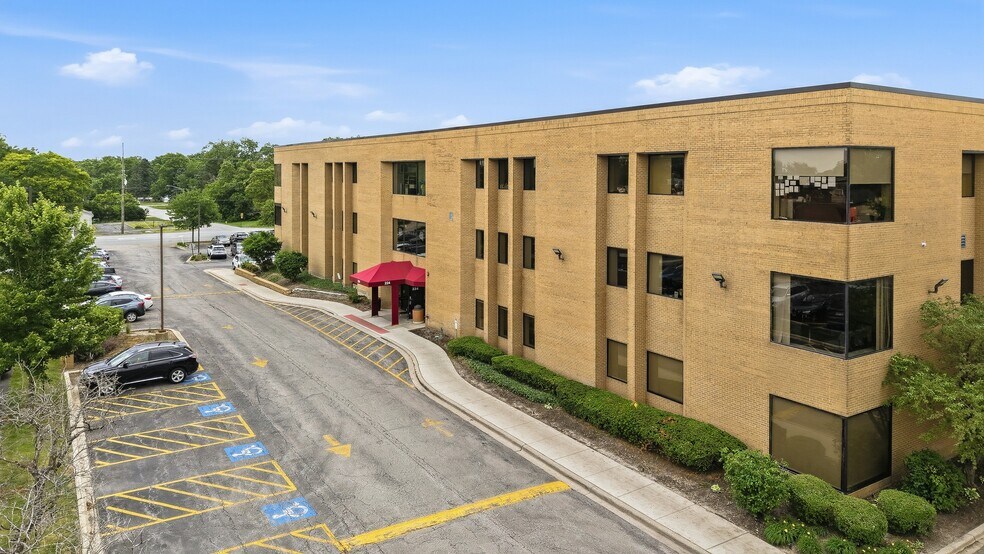 Primary Photo Of 1S224 Summit Ave, Oakbrook Terrace Medical For Lease