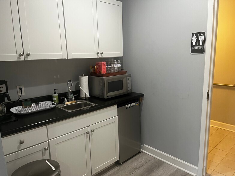 More Photos Of 1270 Hendersonville Rd, Asheville Office For Lease