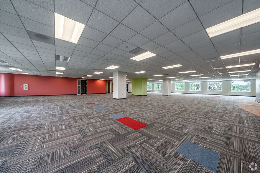 More Photos Of 215 W Diehl Rd, Naperville Office For Sale