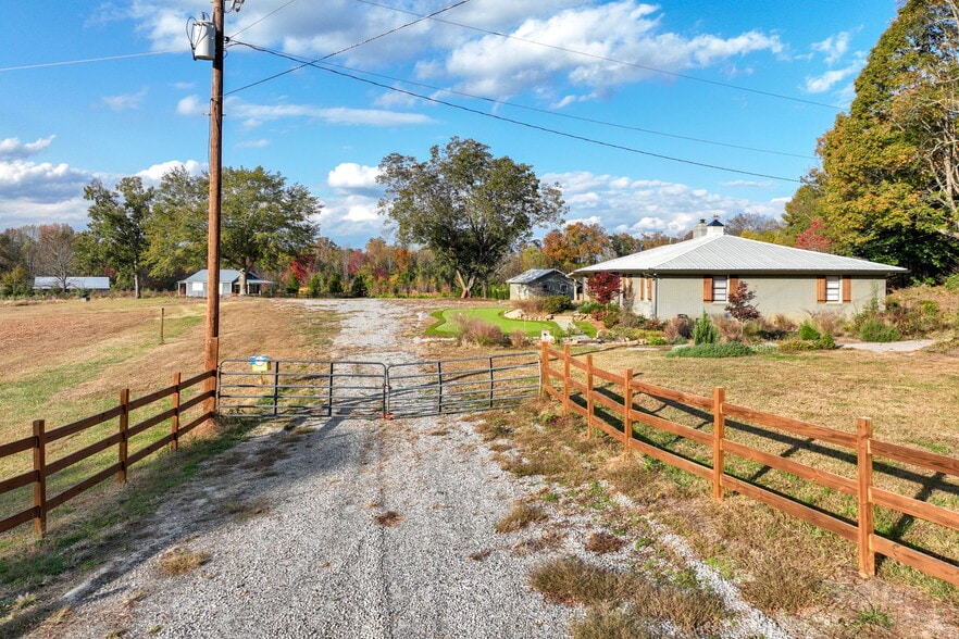 More Photos Of 5662 Cemetery Rd, Lula Land For Lease