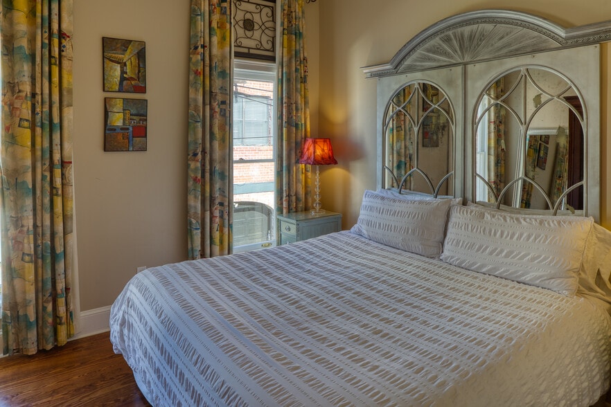 More Photos Of 14 E Taylor St, Savannah Specialty For Sale