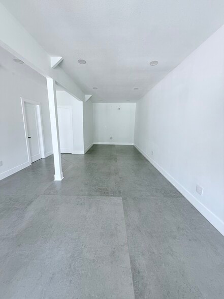 More Photos Of 6805 Benjamin Rd, Tampa Industrial For Lease