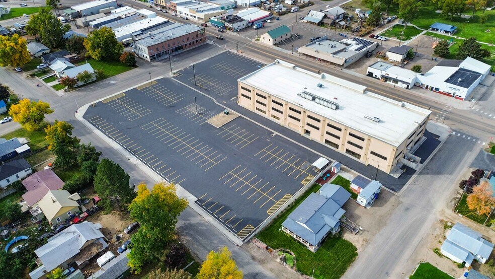 More Photos Of 222 N Plymouth Ave, New Plymouth Showroom For Sale