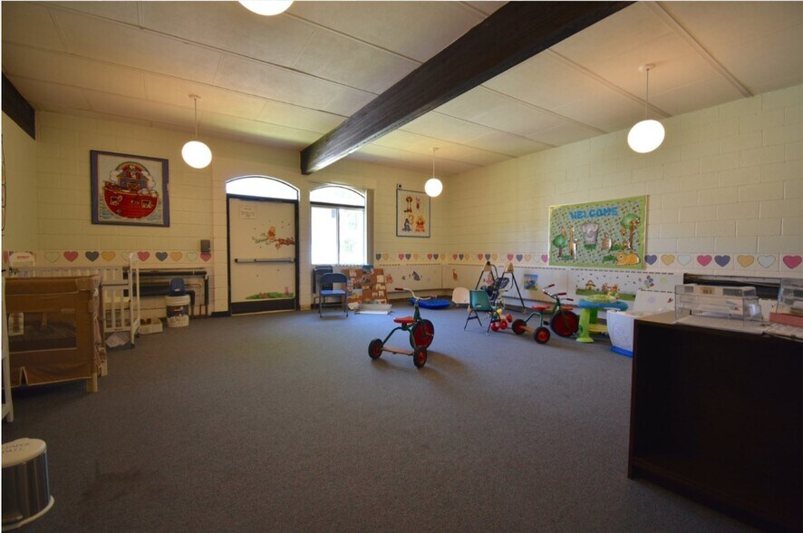 More Photos Of 20300 Middlebelt Rd, Livonia Religious Facility For Lease