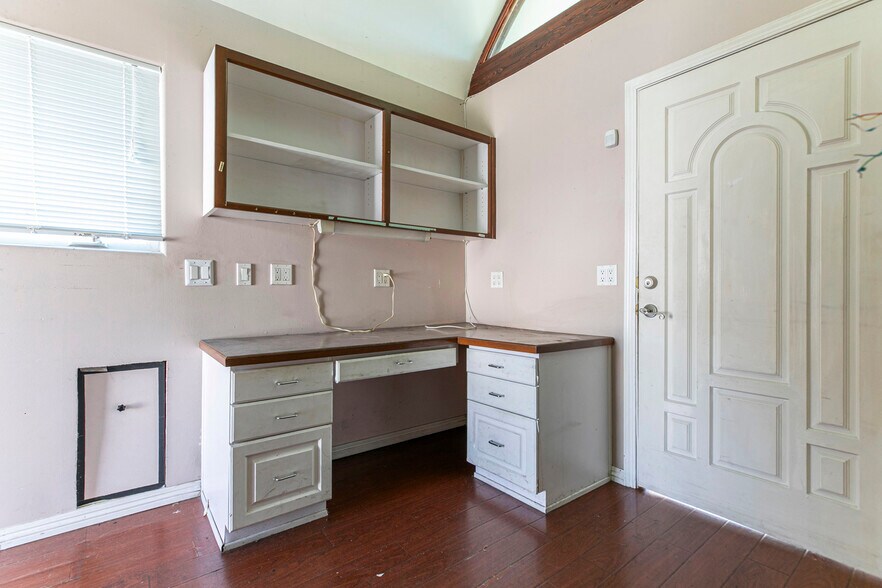 More Photos Of 6340 Yucca St, Los Angeles Restaurant For Lease