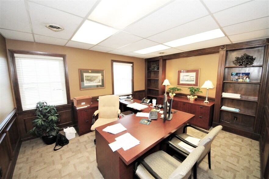 More Photos Of 2777 W Clay St, Saint Charles Office For Lease