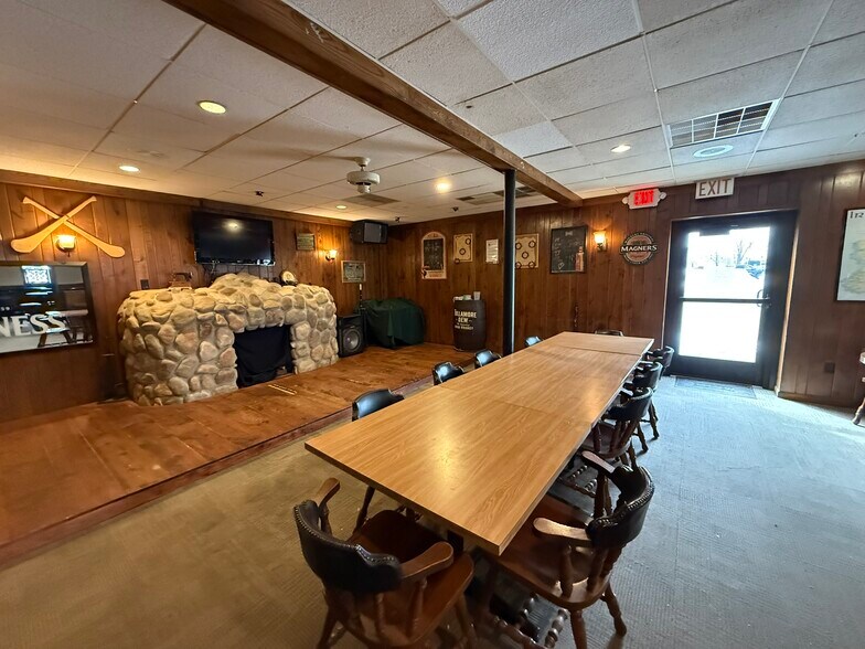 More Photos Of 201 S Walnut St, Appleton Storefront Retail Residential For Sale