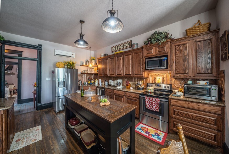 More Photos Of 75 N Waco St, Hillsboro General Retail For Lease