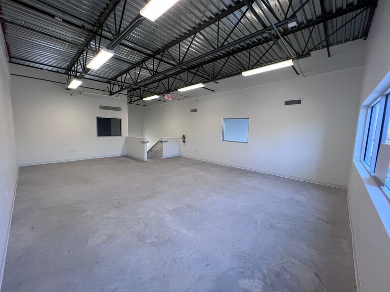 More Photos Of 8340 Southpark Cir, Orlando Flex For Lease